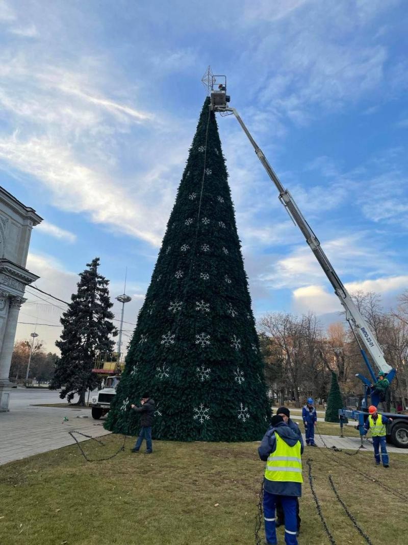 FOTO // Chișinăul îmbracă straiele pentru sărbătorile de iarnă. Brazi, luminițe și decorațiuni instalate în capitală