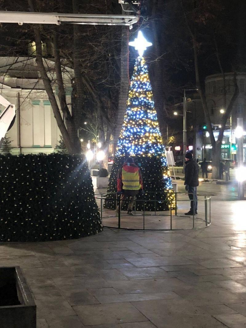 FOTO // Chișinăul îmbracă straiele pentru sărbătorile de iarnă. Brazi, luminițe și decorațiuni instalate în capitală