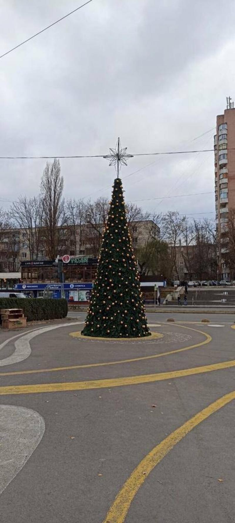 FOTO // Chișinăul îmbracă straiele pentru sărbătorile de iarnă. Brazi, luminițe și decorațiuni instalate în capitală