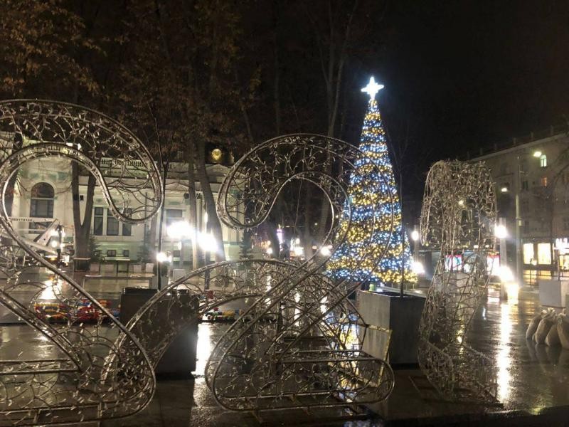 FOTO // Chișinăul îmbracă straiele pentru sărbătorile de iarnă. Brazi, luminițe și decorațiuni instalate în capitală