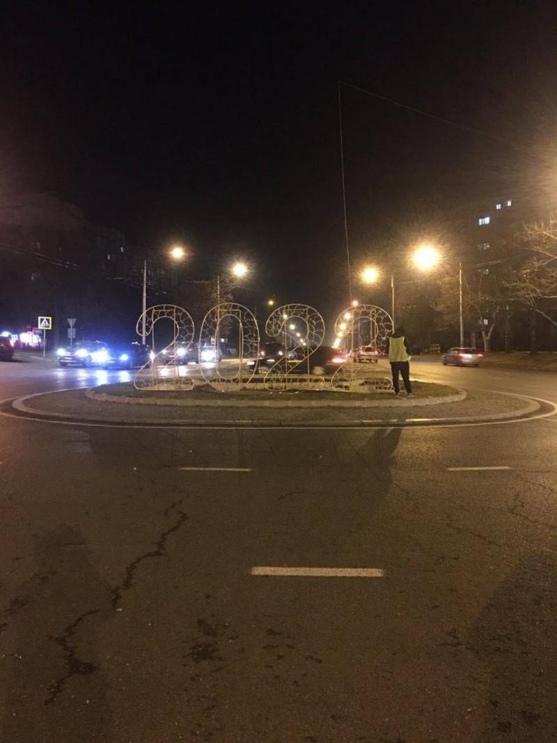 FOTO // Chișinăul îmbracă straiele pentru sărbătorile de iarnă. Brazi, luminițe și decorațiuni instalate în capitală