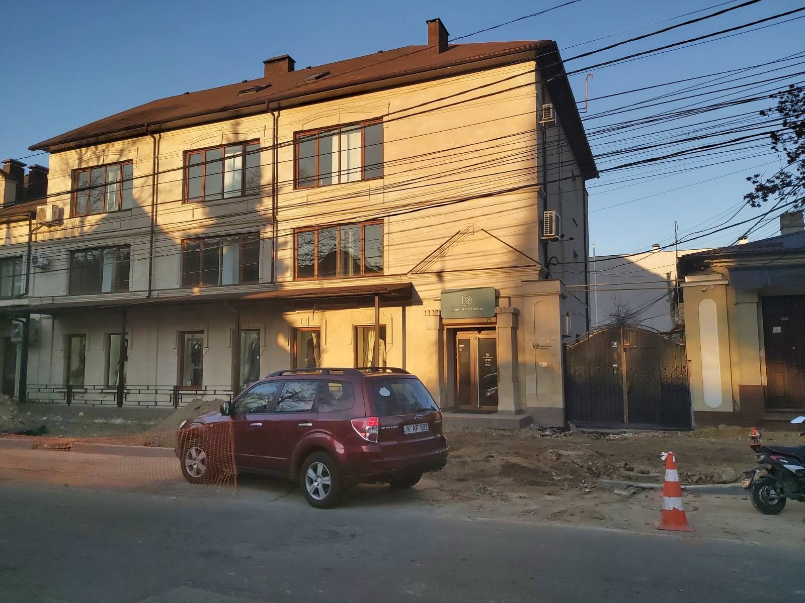 VIDEO // Anticorupție: Chefuri, mașini și case de lux - Cum își cheltuie „penalul” Rizea banii la Chișinău