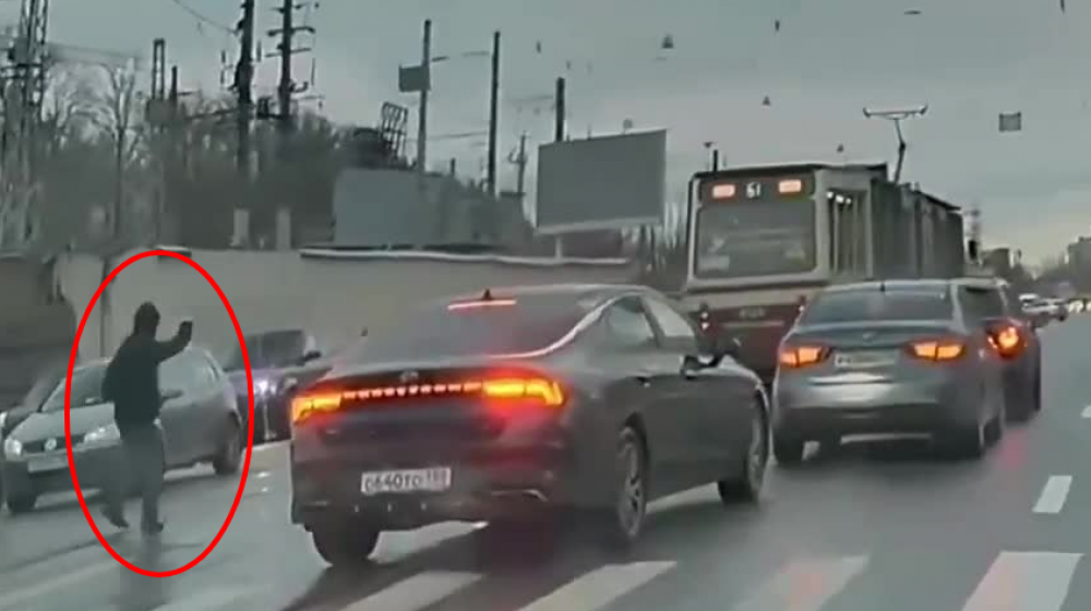 VIDEO EMOȚIONANT // Un șofer ajută o persoană cu dizabilități, care nu a reușit să prindă transportul public