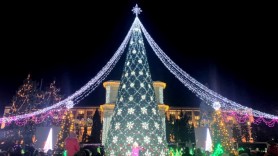 VIDEO // Pomul de Crăciun a fost inaugurat în centrul Chișinăului
