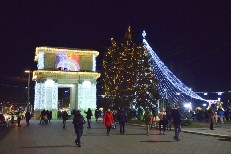 Troleibuze decorate cu luminițe, în spiritul sărbătorilor de iarnă, vor circula pe rutele din capitală