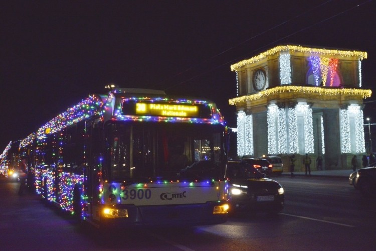 Troleibuze decorate cu luminițe, în spiritul sărbătorilor de iarnă, vor circula pe rutele din capitală