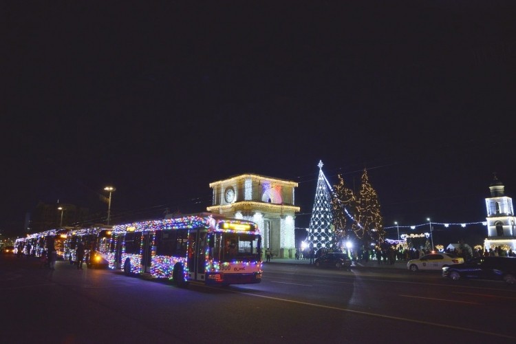 Troleibuze decorate cu luminițe, în spiritul sărbătorilor de iarnă, vor circula pe rutele din capitală