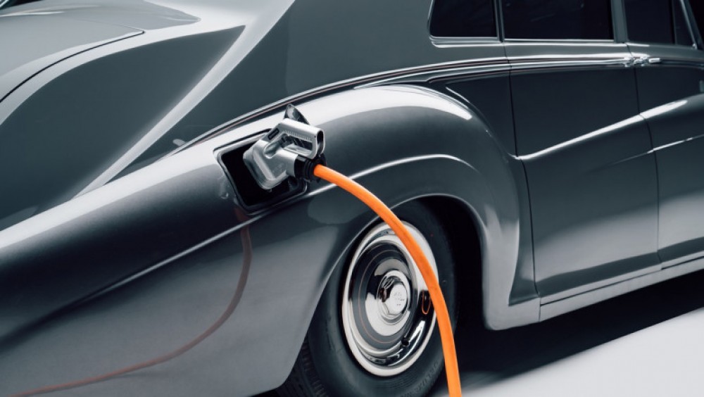 Se naște o nouă industrie. Cât costă reconversia unei mașini clasice în mașină electrică