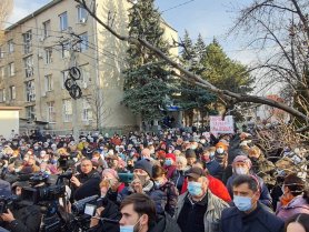 FOTO // Protest MASIV la Bălți. Mii de bălțeni s-au adunat în fața Judecătoriei pentru a o susține pe Marina Tauber