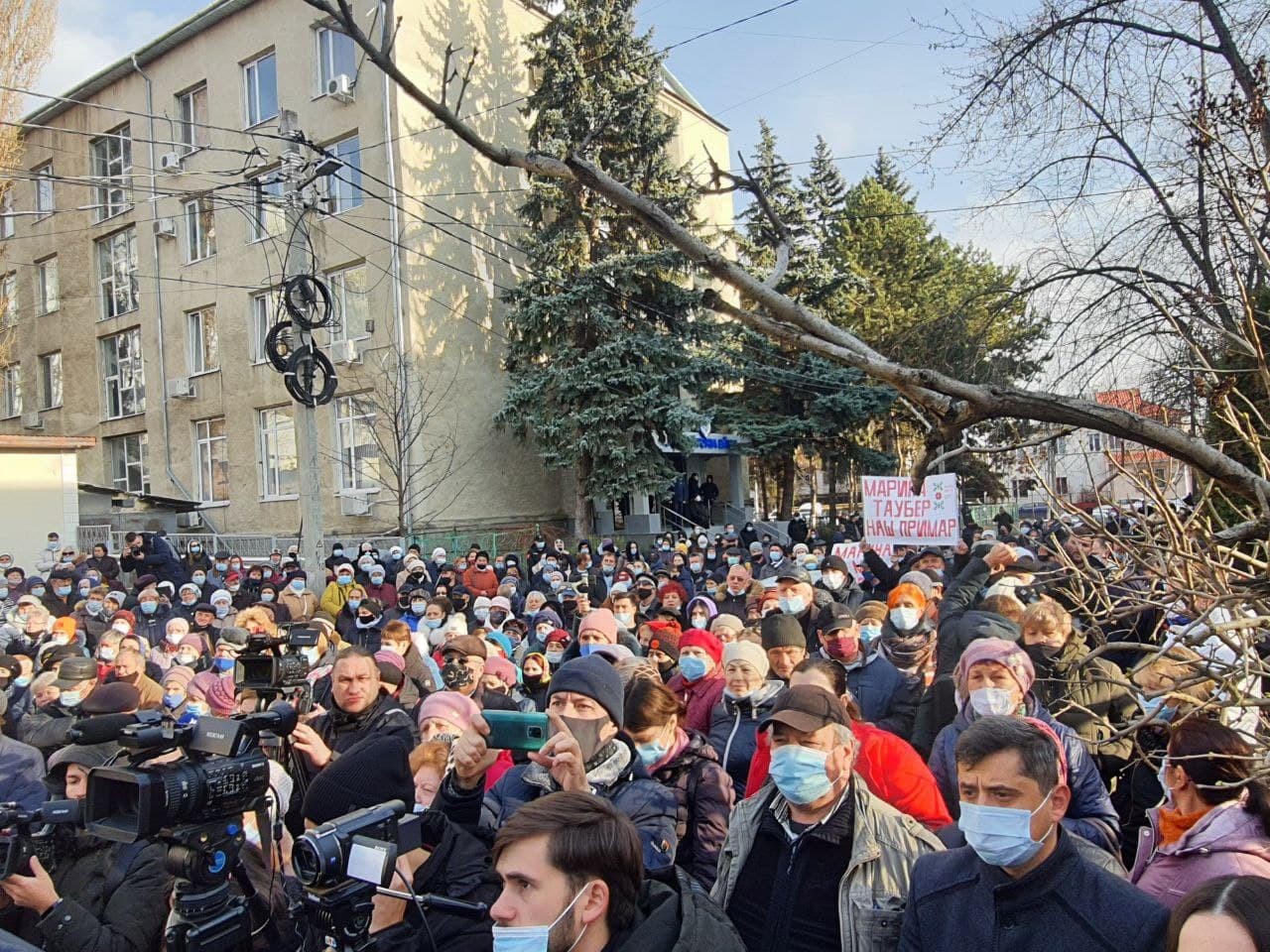 FOTO // Protest MASIV la Bălți. Mii de bălțeni s-au adunat în fața Judecătoriei pentru a o susține pe Marina Tauber