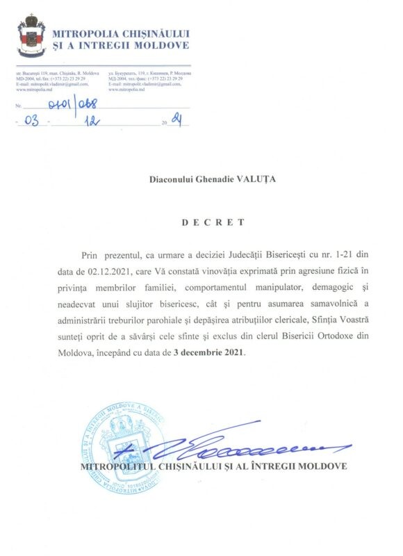 FOTO // Preotul care a târât un câine în urma mașinii a fost exclus din clerul Bisericii Ortodoxe din Moldova