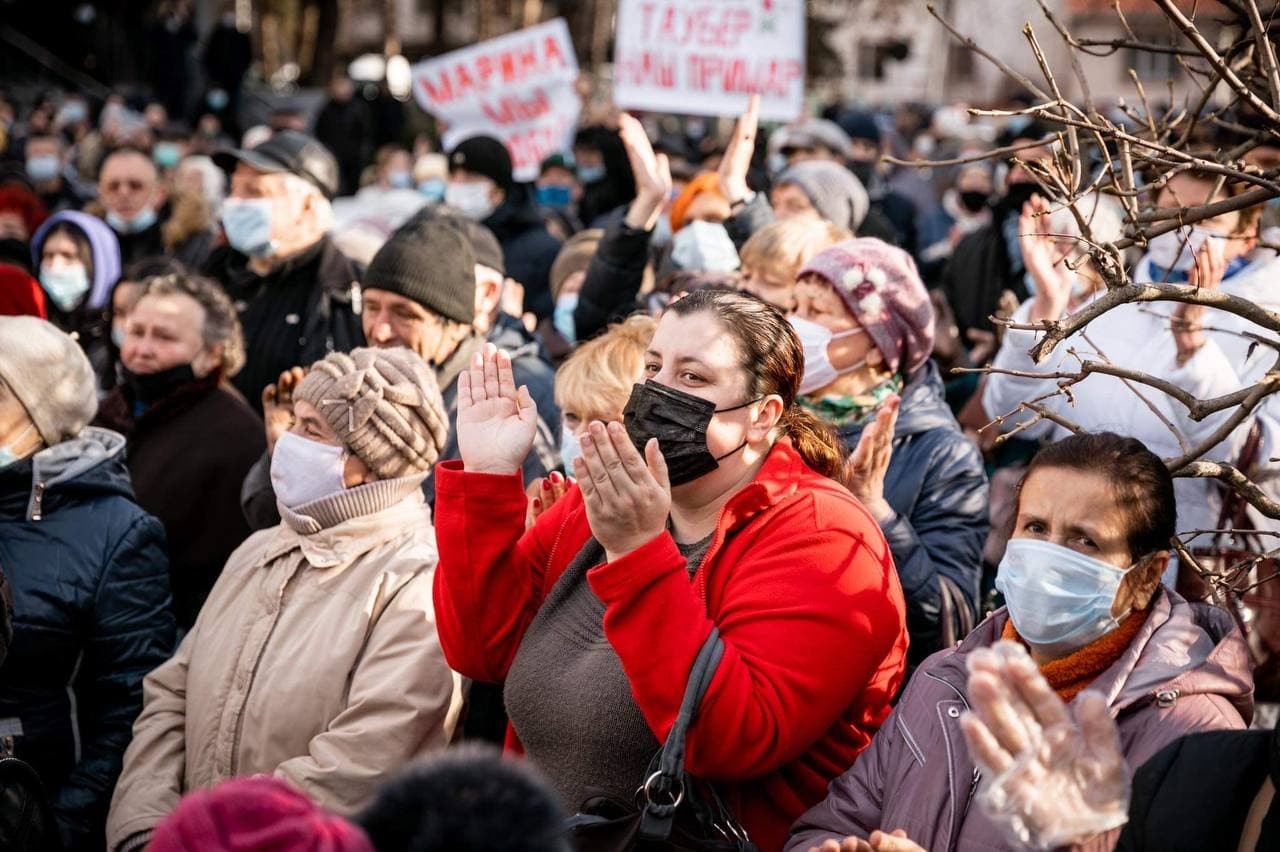 FOTO // Protest MASIV la Bălți. Mii de bălțeni s-au adunat în fața Judecătoriei pentru a o susține pe Marina Tauber
