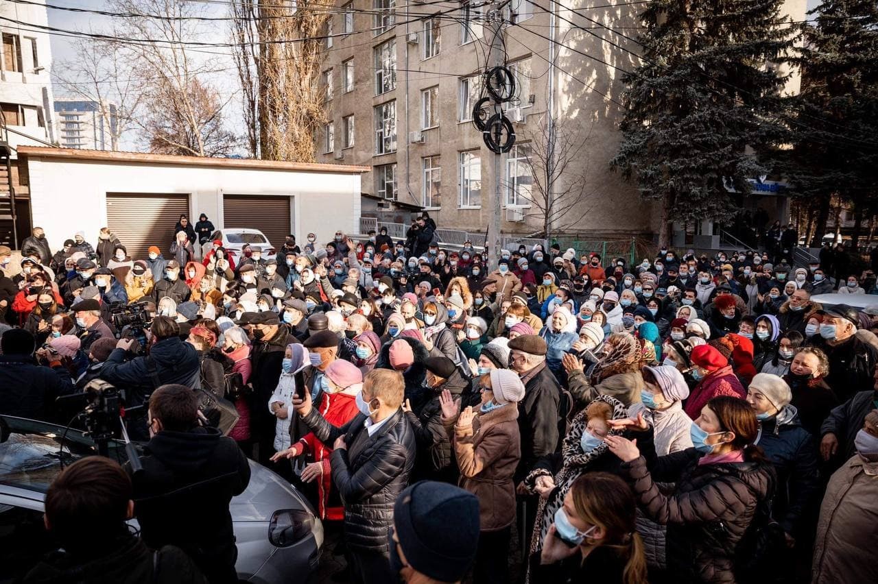 FOTO // Protest MASIV la Bălți. Mii de bălțeni s-au adunat în fața Judecătoriei pentru a o susține pe Marina Tauber