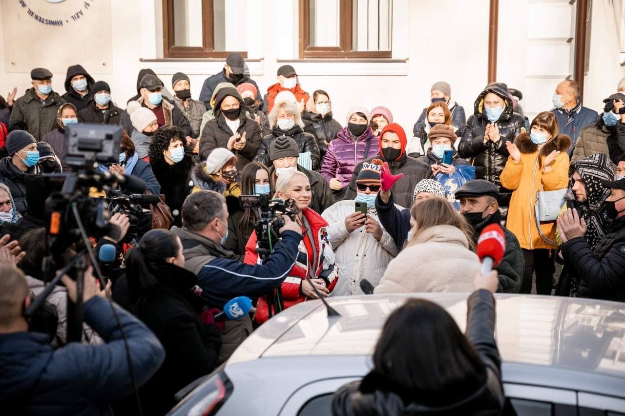 FOTO // Protest MASIV la Bălți. Mii de bălțeni s-au adunat în fața Judecătoriei pentru a o susține pe Marina Tauber