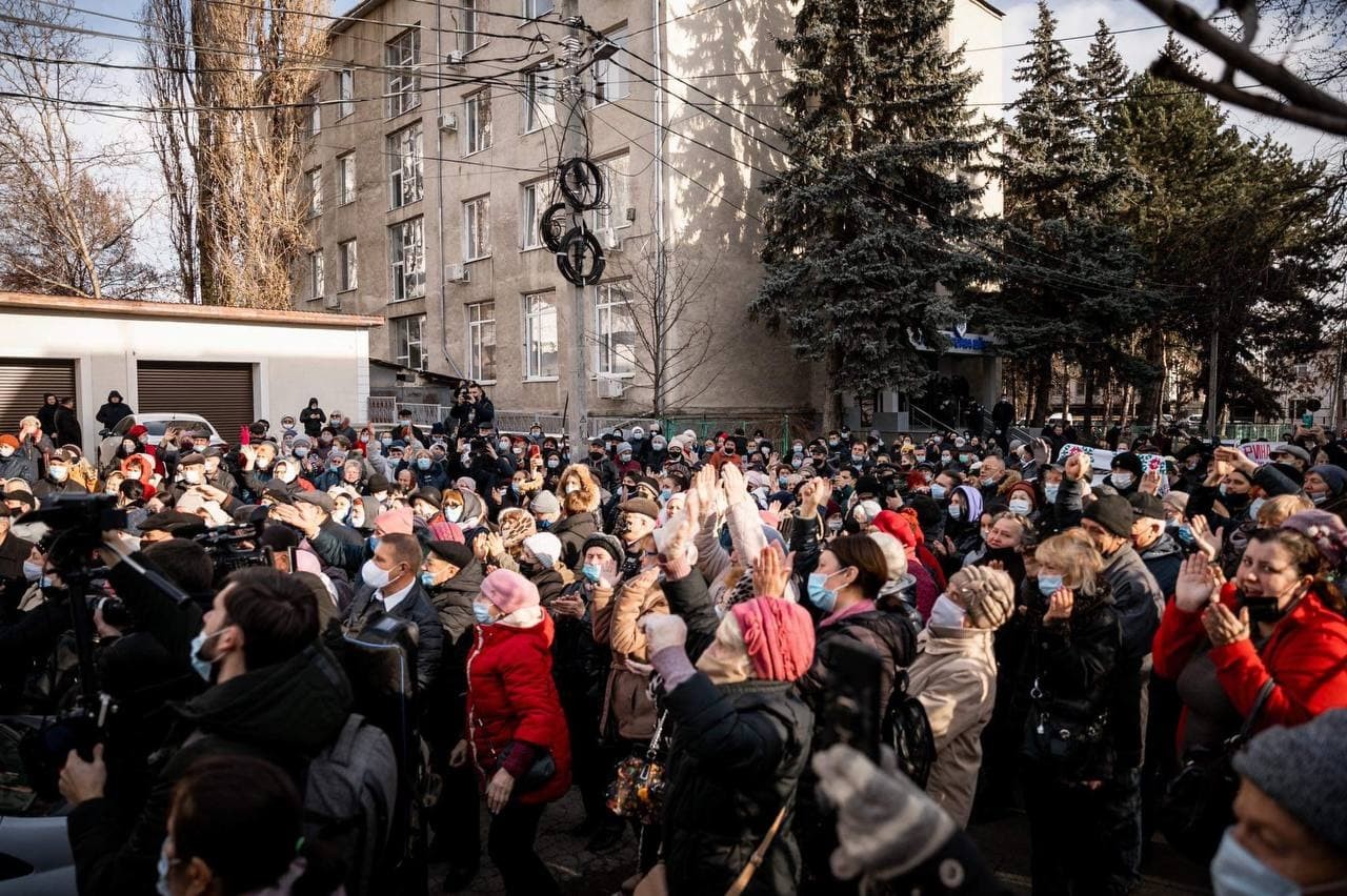 FOTO // Protest MASIV la Bălți. Mii de bălțeni s-au adunat în fața Judecătoriei pentru a o susține pe Marina Tauber