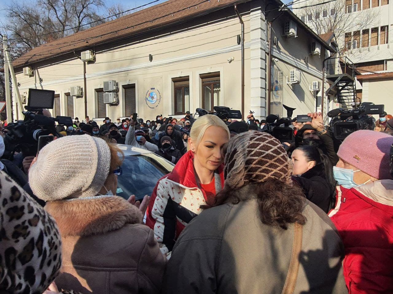 FOTO // Protest MASIV la Bălți. Mii de bălțeni s-au adunat în fața Judecătoriei pentru a o susține pe Marina Tauber