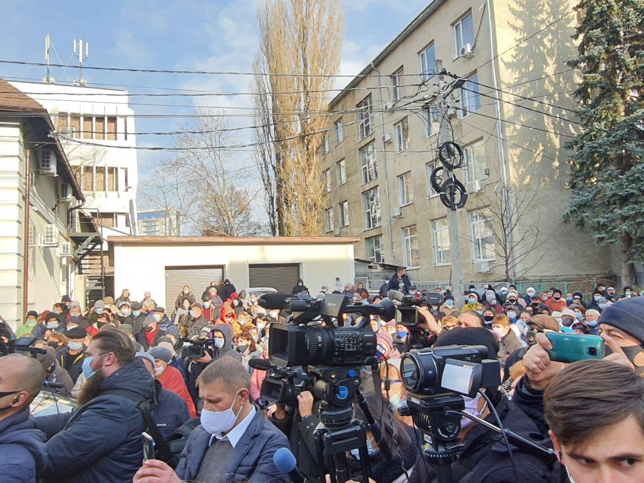 FOTO // Protest MASIV la Bălți. Mii de bălțeni s-au adunat în fața Judecătoriei pentru a o susține pe Marina Tauber