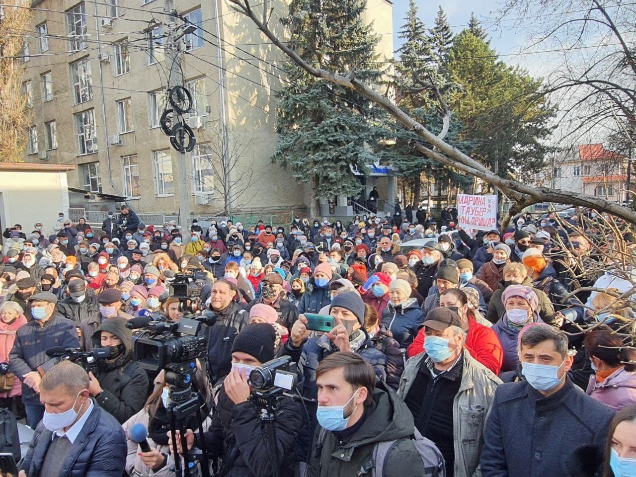 FOTO // Protest MASIV la Bălți. Mii de bălțeni s-au adunat în fața Judecătoriei pentru a o susține pe Marina Tauber