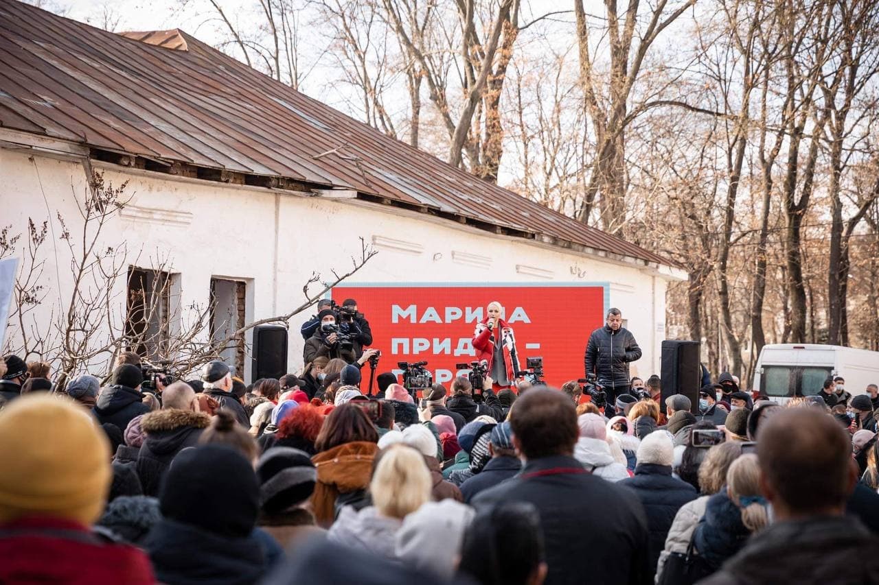 FOTO // Protest MASIV la Bălți. Mii de bălțeni s-au adunat în fața Judecătoriei pentru a o susține pe Marina Tauber