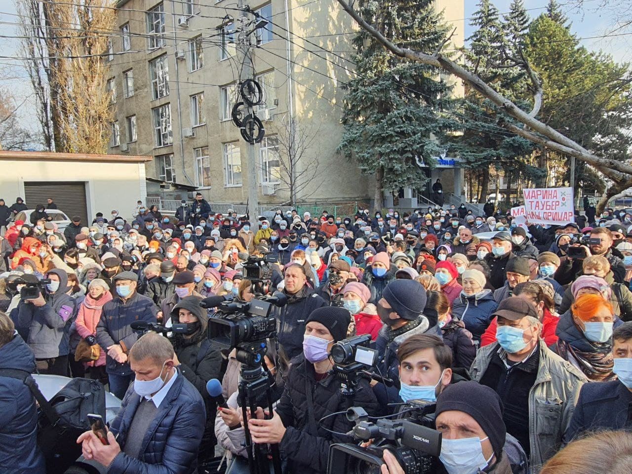 FOTO // Protest MASIV la Bălți. Mii de bălțeni s-au adunat în fața Judecătoriei pentru a o susține pe Marina Tauber
