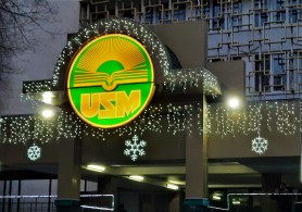 FOTO // USM în straiele sărbătorilor de iarnă. A fost inaugurat Pomul de Crăciun