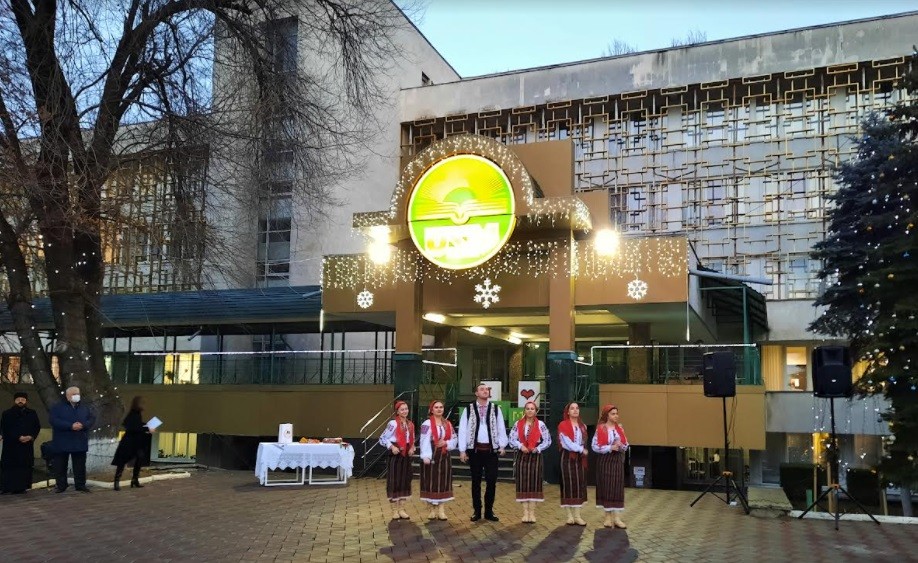 FOTO // USM în straiele sărbătorilor de iarnă. A fost inaugurat Pomul de Crăciun