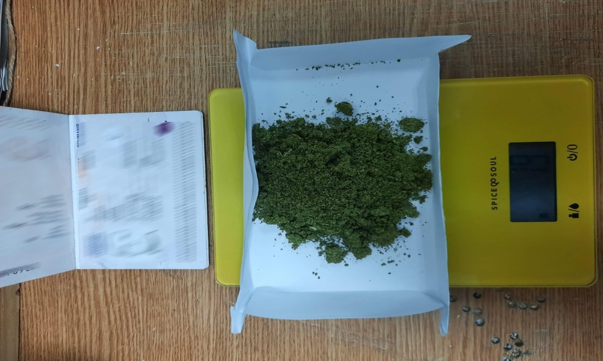 FOTO // Un moldovean a fost prins în România cu 61 grame de marijuana