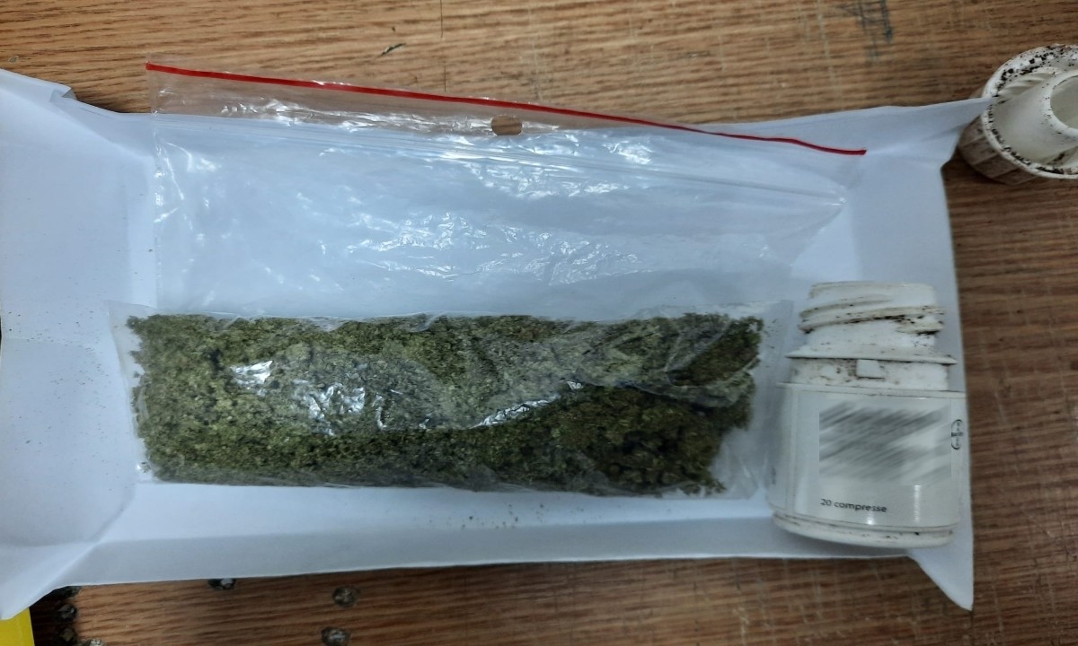 FOTO // Un moldovean a fost prins în România cu 61 grame de marijuana