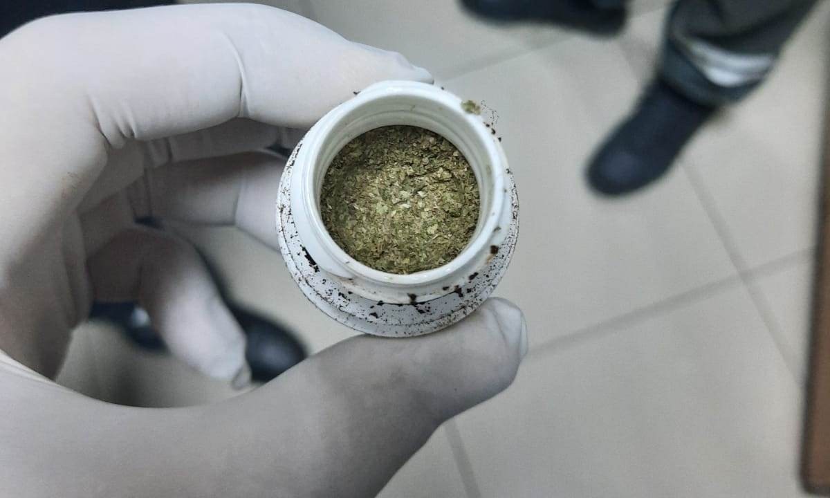 FOTO // Un moldovean a fost prins în România cu 61 grame de marijuana
