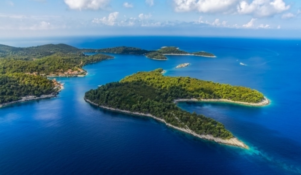 Dezvăluiri REVOLTĂTOARE: Fost șef al unei întreprinderi de stat și-a cumpărat o insulă în Marea Mediterană