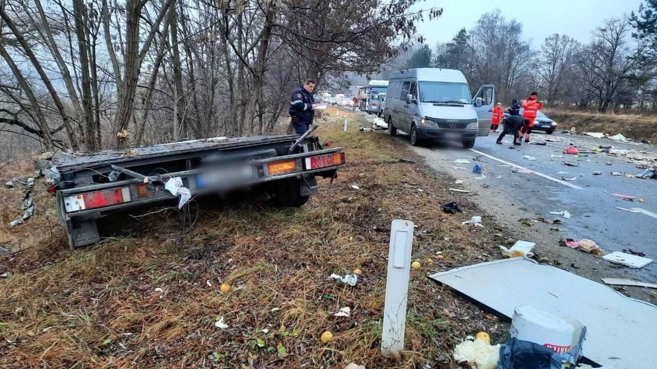 FOTO // Colete ce urmau să ajungă în Franța, împrăștiate pe asfalt la Edineț. Autobuz de rută ocazională implicat într-un accident