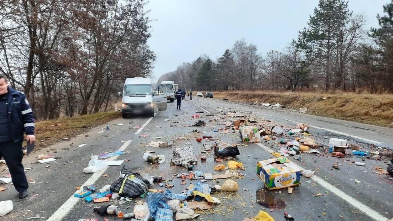 FOTO // Colete ce urmau să ajungă în Franța, împrăștiate pe asfalt la Edineț. Autobuz de rută ocazională implicat într-un accident