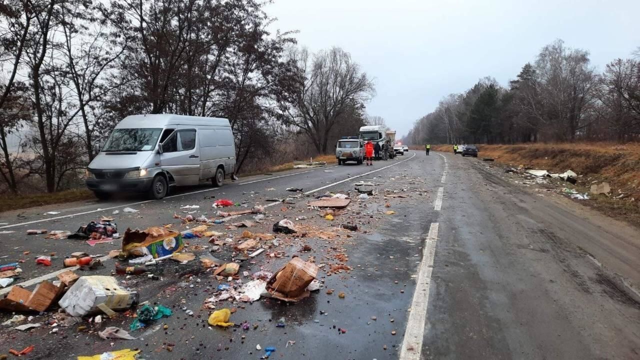 FOTO // Colete ce urmau să ajungă în Franța, împrăștiate pe asfalt la Edineț. Autobuz de rută ocazională implicat într-un accident