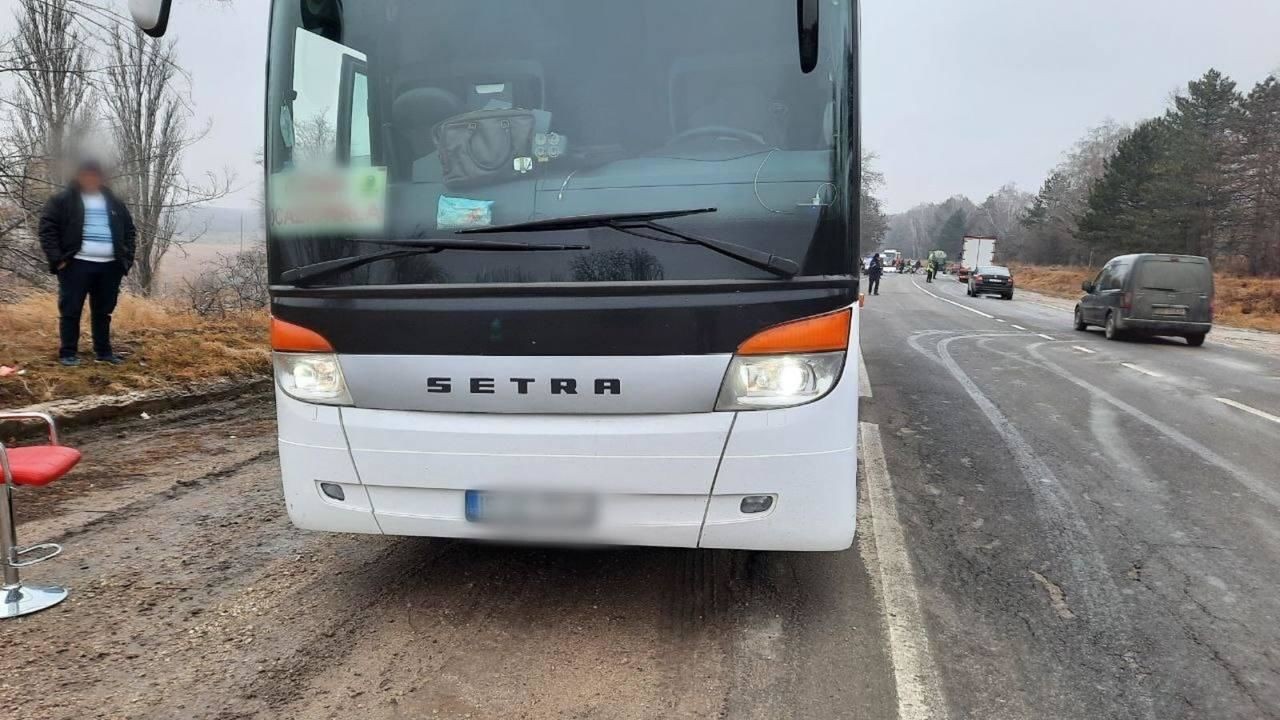 FOTO // Colete ce urmau să ajungă în Franța, împrăștiate pe asfalt la Edineț. Autobuz de rută ocazională implicat într-un accident