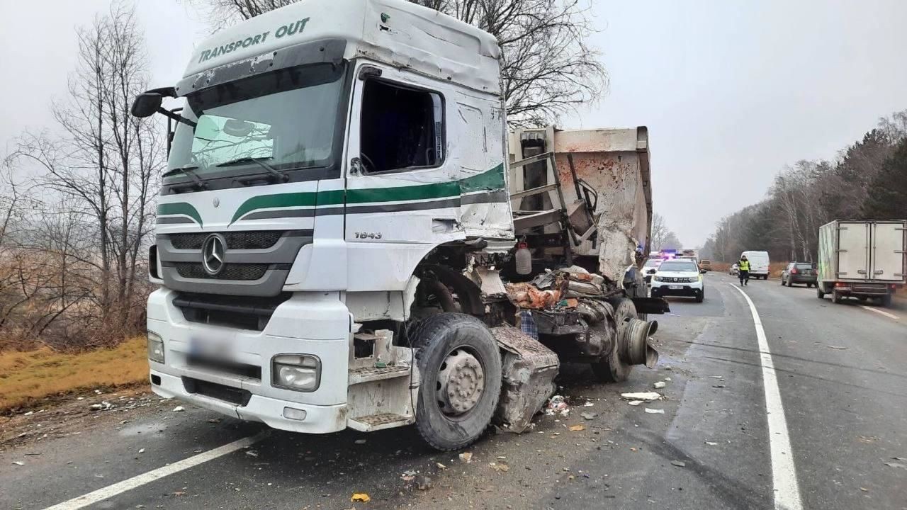 FOTO // Colete ce urmau să ajungă în Franța, împrăștiate pe asfalt la Edineț. Autobuz de rută ocazională implicat într-un accident