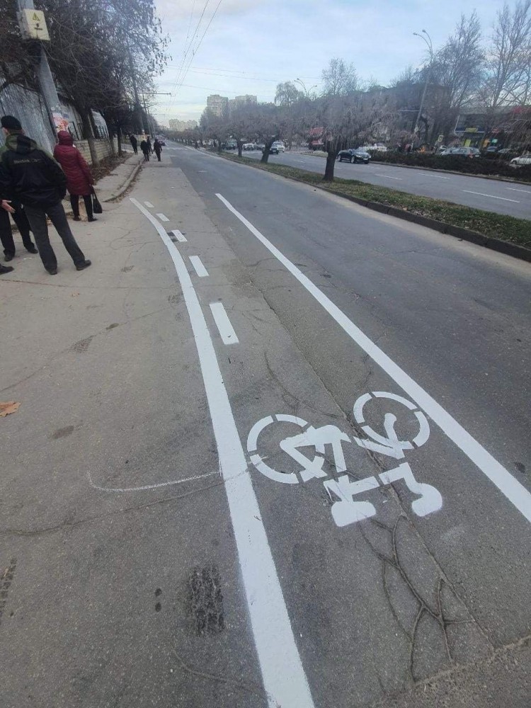 FOTO // Pe bulevardul Dacia se amenajează o pistă pentru bicicliști