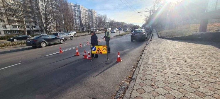 FOTO // Pe bulevardul Dacia se amenajează o pistă pentru bicicliști