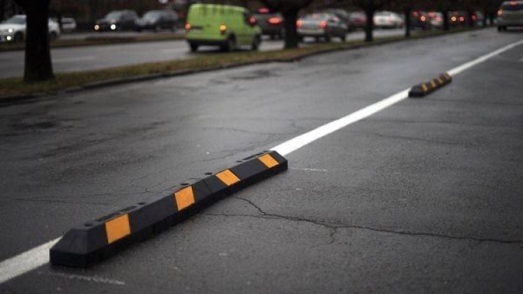 FOTO // Pe bulevardul Dacia se amenajează o pistă pentru bicicliști