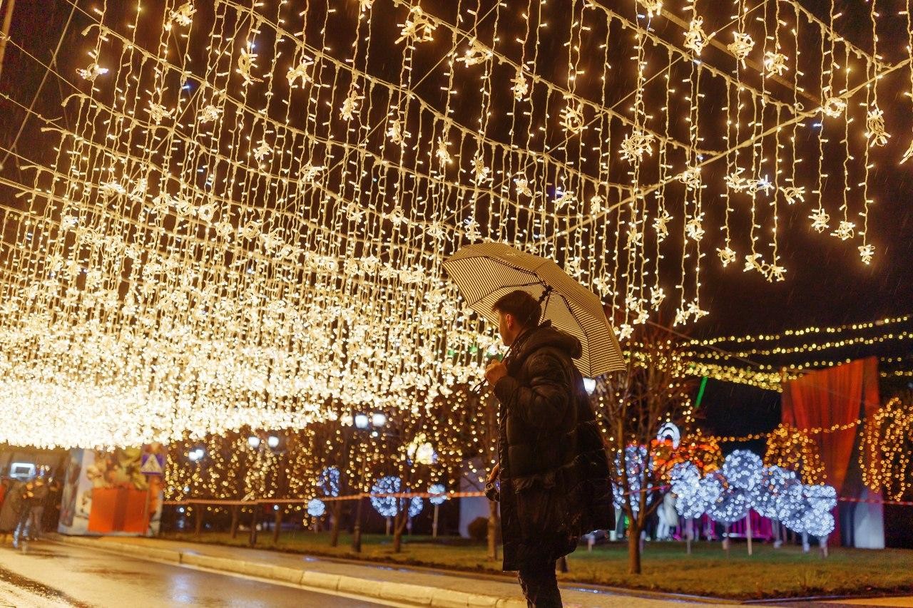 FOTO // Cel mai mare pom de Crăciun din țară a fost inaugurat. Ilan Șor: Orheiul a devenit pentru al șaptelea an consecutiv capitala sărbătorilor de iarnă