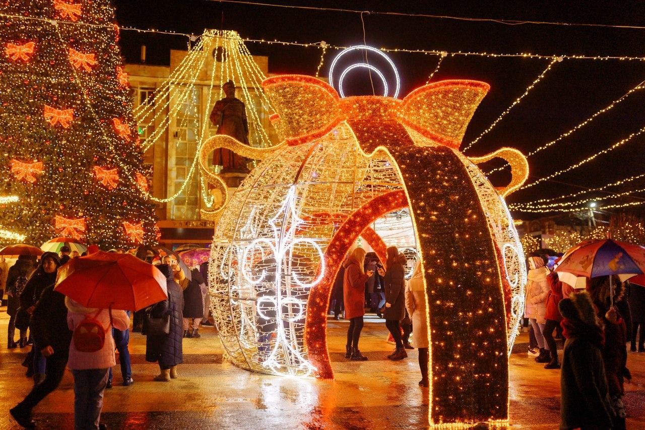 FOTO // Cel mai mare pom de Crăciun din țară a fost inaugurat. Ilan Șor: Orheiul a devenit pentru al șaptelea an consecutiv capitala sărbătorilor de iarnă