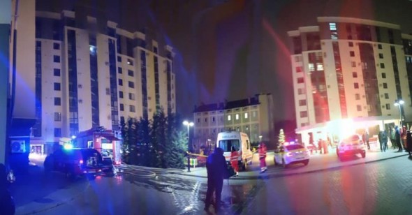 FOTO // Incendiu nocturn pe strada Valea Trandafirilor din capitală. Fumul și flăcările au fost localizate la un bloc locativ cu 10 nivele