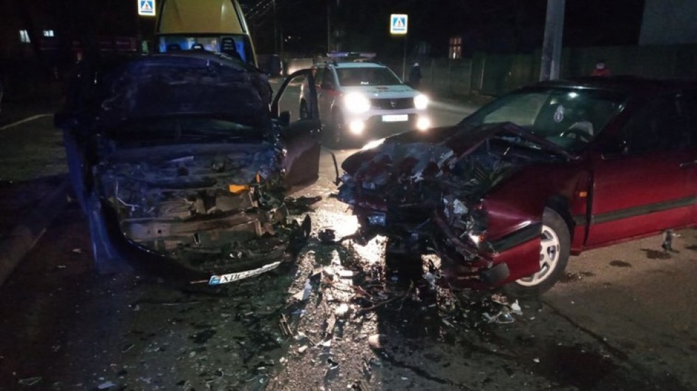 FOTO // Accident VIOLENT la Bălți. Un șofer beat a tamponat două automobile, iar o minoră a ajuns la spital
