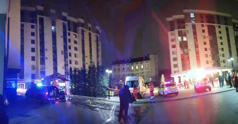 FOTO // Incendiu nocturn pe strada Valea Trandafirilor din capitală. Fumul și flăcările au fost localizate la un bloc locativ cu 10 nivele