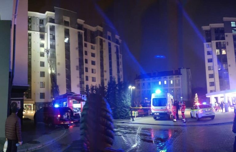 FOTO // Incendiu nocturn pe strada Valea Trandafirilor din capitală. Fumul și flăcările au fost localizate la un bloc locativ cu 10 nivele