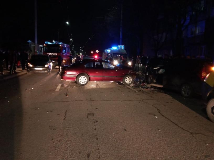 FOTO // Accident VIOLENT la Bălți. Un șofer beat a tamponat două automobile, iar o minoră a ajuns la spital