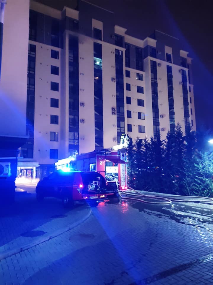 FOTO // Incendiu nocturn pe strada Valea Trandafirilor din capitală. Fumul și flăcările au fost localizate la un bloc locativ cu 10 nivele