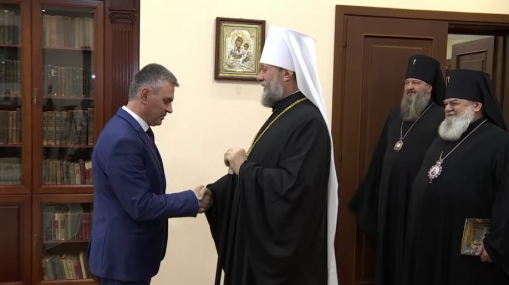 Mitropolitul Vladimir și câțiva preoți au venit cu „kulioacele” la Krasnoselski. Ce i-au adus de la Chișinău?
