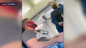 VIDEO // În avion cu chiloți roșii de damă în loc de mască. Bărbatul a fost dat jos de la bordul aeronavei