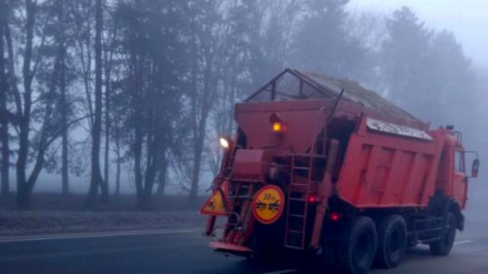 Condițiile METEO le dau bătăi de cap drumarilor: Au intervenit luni în zonele Nord și Centru pentru combaterea poleiului