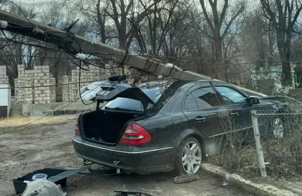 FOTO // A lăsat orașul fără decorațiunile de Crăciun după ce s-a bușit cu automobilul într-un stâlp. Șoferul salvat de airbag-uri